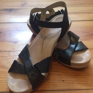 EUC 41 Dansko black dress sandles
